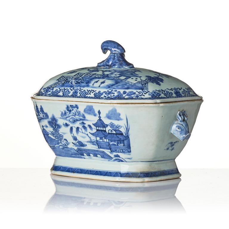 A Chinese blue and white porcelain service, 16 pieces, Qing dynasty, Qianlong (1736-95).
