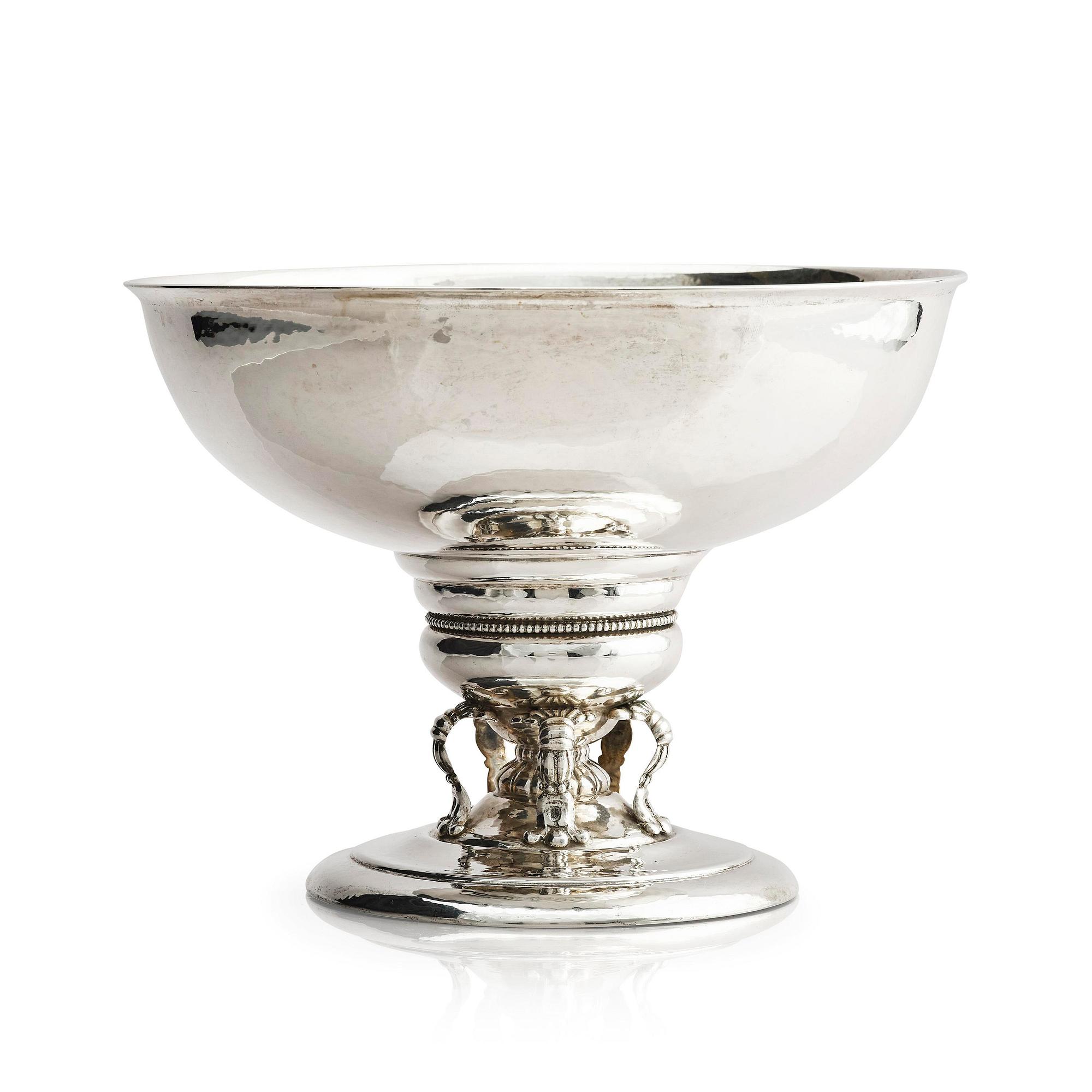 C.G. Hallberg, stor uppsatsskål, silver, Svensk importstämpel, Stockholm 1917.