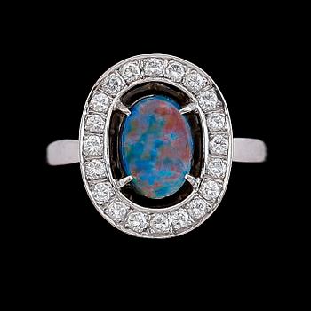 RING, 18 k vitguld, opal, briljantslipade diamanter, svenska stämplar OC Stockholm 1975. Vikt ca 3,7 g.