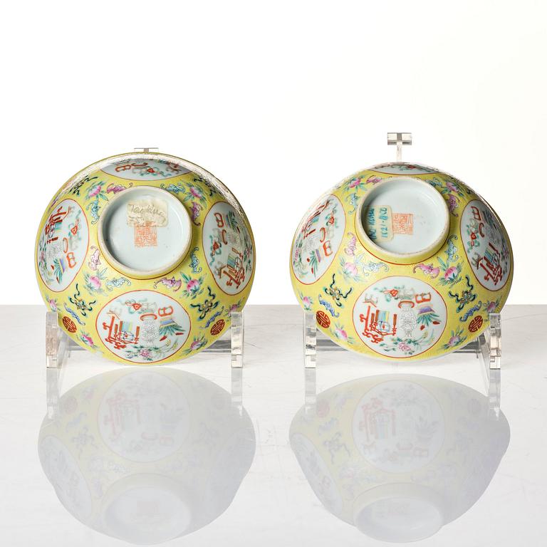 A pair of yellow sgrafitto ground 'antiques and bats' bowls, late Qing dynasty/Republic.