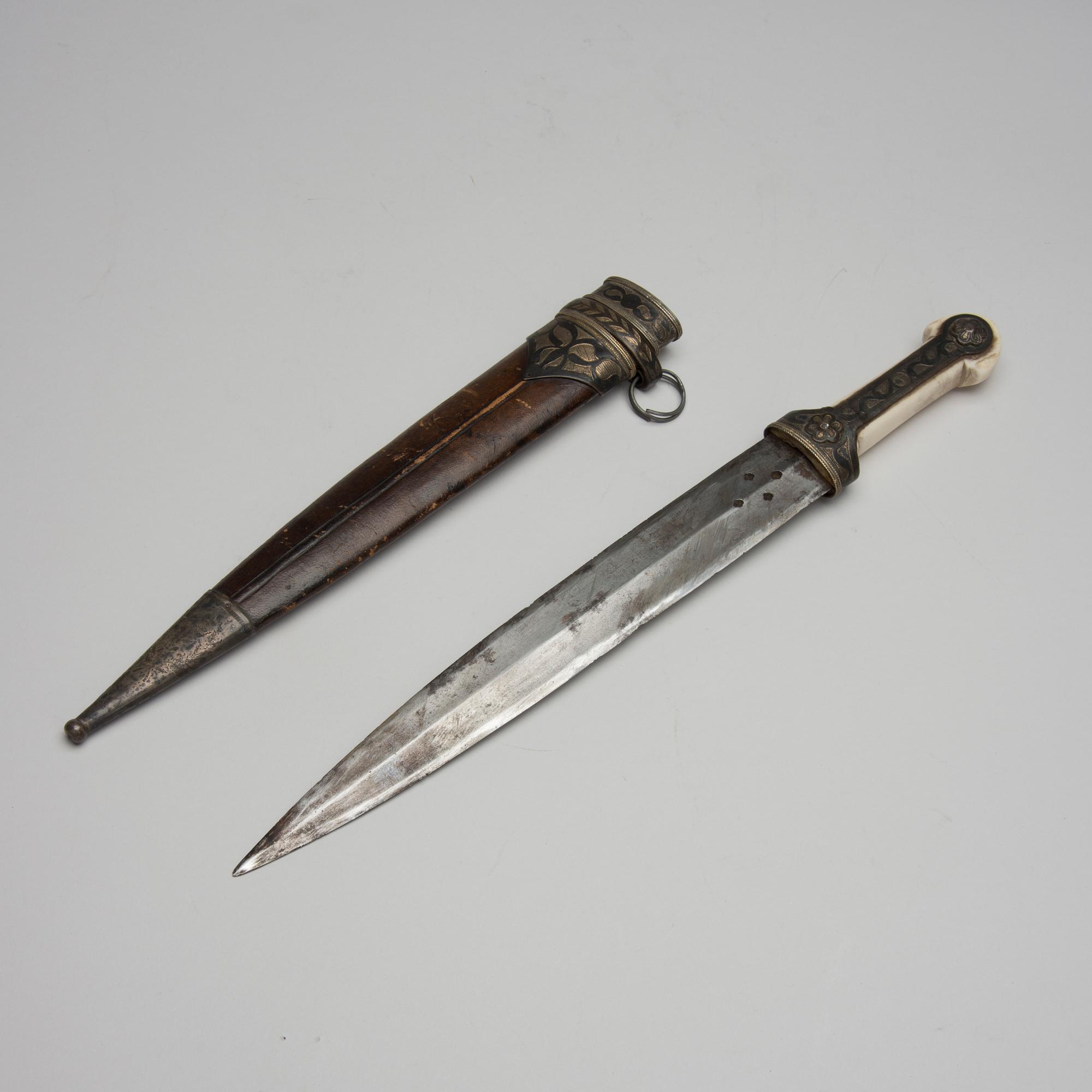 KINDJAL, Ryssland, 1800-tal, silver och niello-beslag.