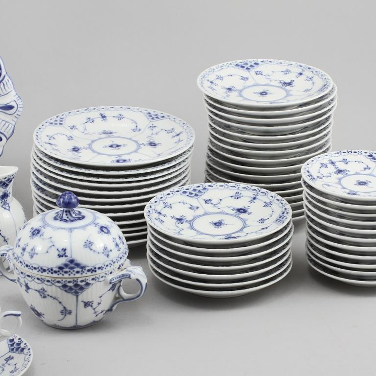 KAFFESERVIS, 48 delar, porslin, "Musselmalet", Royal Copenhagen, 1900-talets andra hälft.