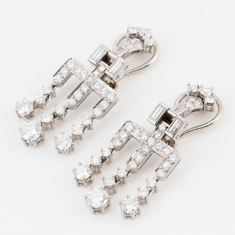 Ett par örhängen med runda briljant- och baguetteslipade diamanter.