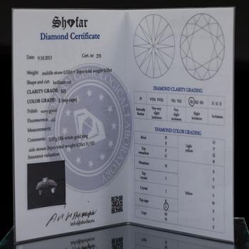 RING, vitguld 18K med diamanter. Mittstenen 0,52 ct L/SI1. 26 små diamanter tot 0,35 ct H/SI1. Intyg.