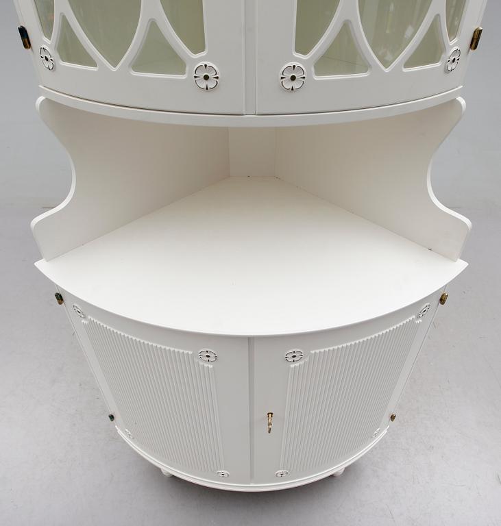 HÖRNSKÅP, gustaviansk stil, 1900-talets andra hälft.