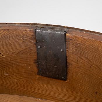 Byrå, rokoko, i Johan Åbrandts art (Stockholm 1749-1773),  1700-talets andra hälft.