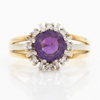 Ring in 14K gold with amethyst and small eight-cut diamonds.
