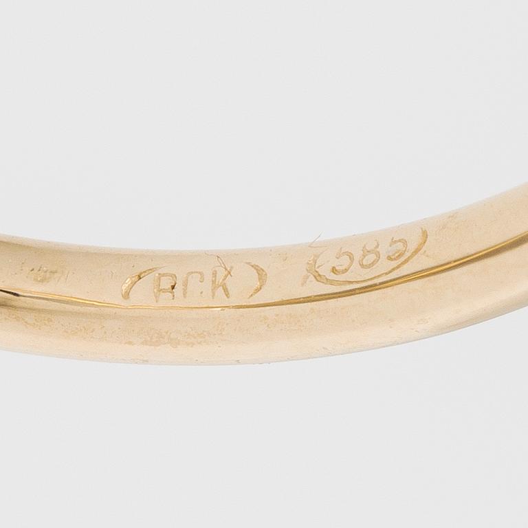 Ring 14K gold with sapphire and brilliant-cut diamonds.