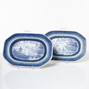 A pair of Chinese blue and white porcelain dishes and two jars, Qing dynasty, 19th century.