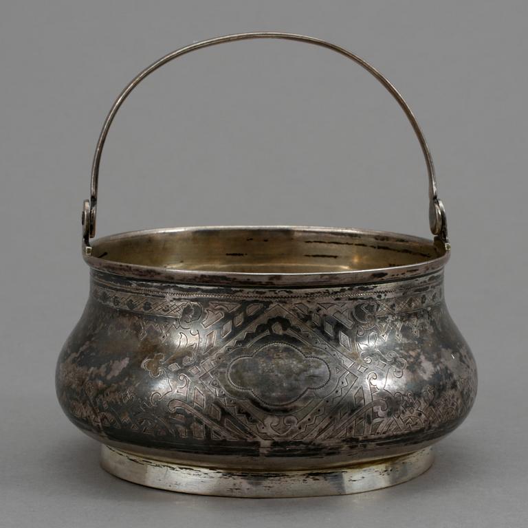 SKÅL MED HANDTAG, silver, Moskva 1882. Vikt ca 181 gram.