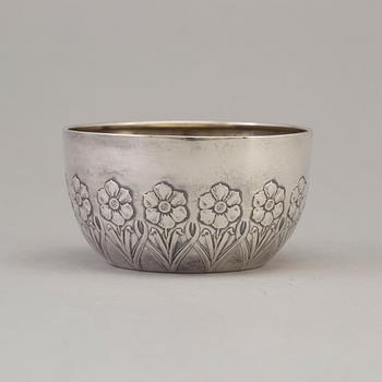 A Swedish Art Nouveau parcel-gilt bowl decorated with flowers, maker's mark Johan Fredrik Tynelius, Helsingborg, 1903.