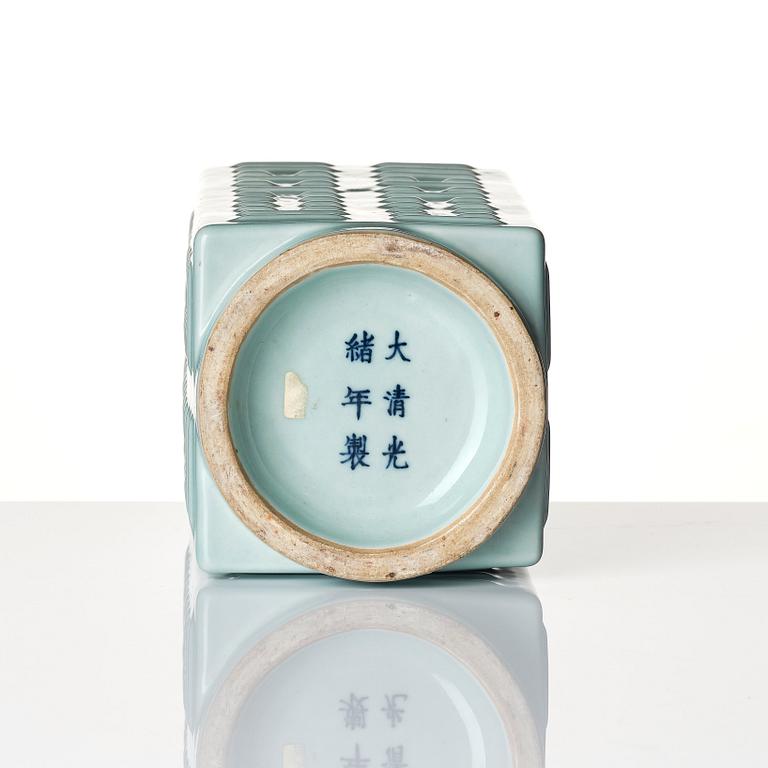 Vas, porslin. Qingdynastin, Guangxus märke och period (1875-1908).