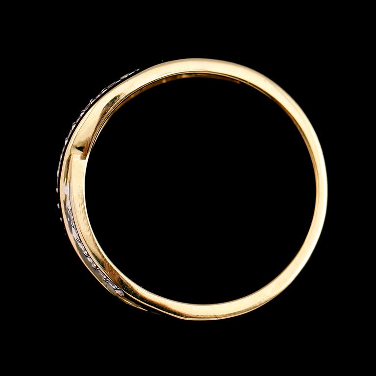 RING, 18 k guld, med små briljantslipade diamanter. Total vikt ca 5 gram.