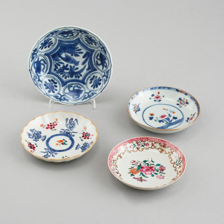 Four chinese porcelian plates from the 17 and 18th century.