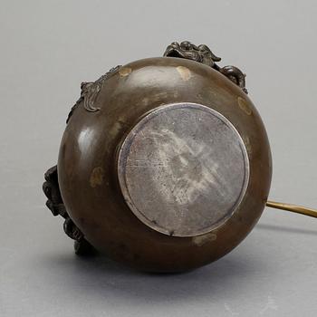 BORDSLAMPA OCH URNA, brons, Japan.