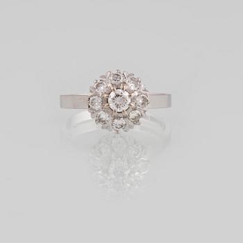 RING, 18K vitguld med briljantslipade diamanter, 0,70 ct, Jarl Sandin, Göteborg, 1981. Vikt.