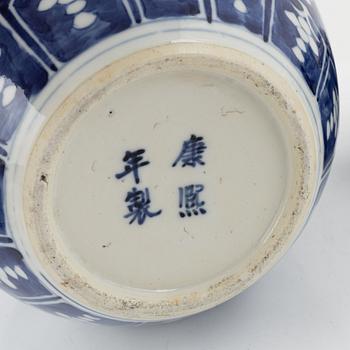 Ytterfoder samt 3 urnor, porslin, kina, 1900-tal.