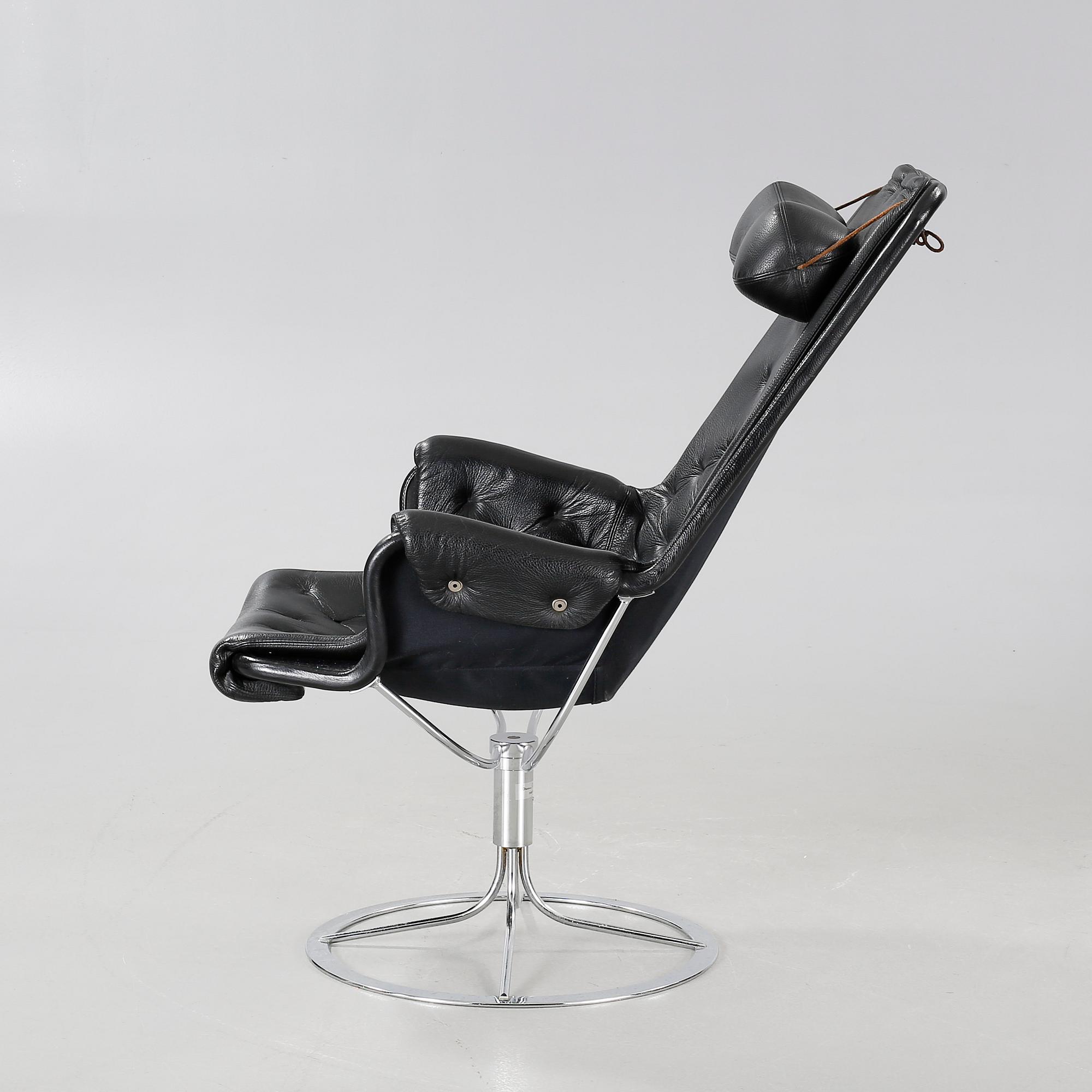 A "Jetson" chair, designed by 5Bruno Mathsson dfor Dux, made around year 2000.