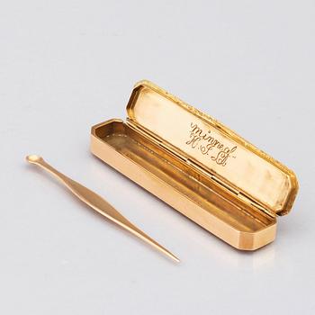 A Swedish 18 K gold box with ear spoon, marks of Stephan Nöblin, Ystad 1829.