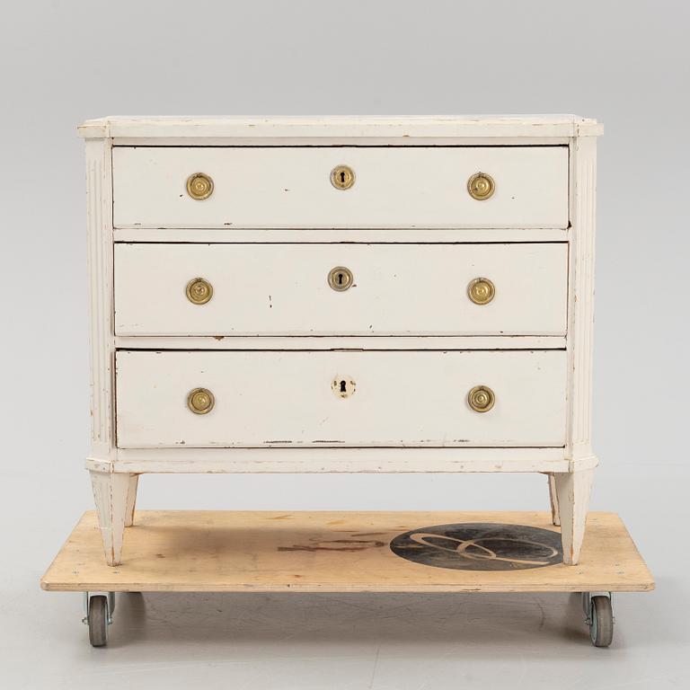 A Gustavian chest of drawers, early 19th century.