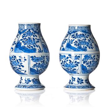 1128. A pair of blue and white vases, Qing dynasty, Kangxi (1662-1722).
