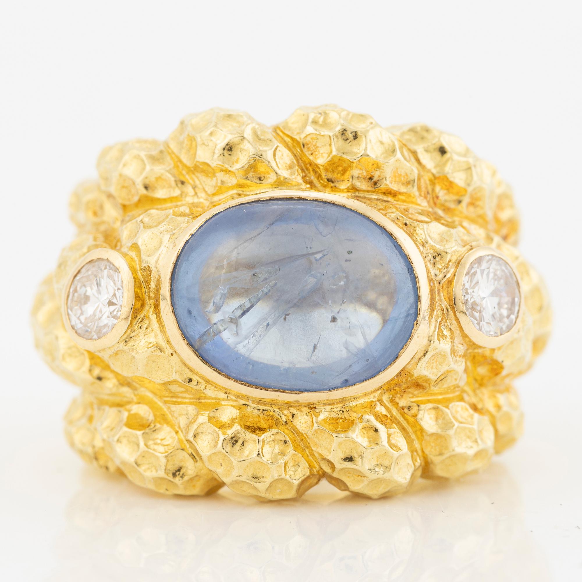 Ring 18K guld med cabochonslipad safir och två briljantslipade diamanter. Medföljande report The gem & pearl laboratory.