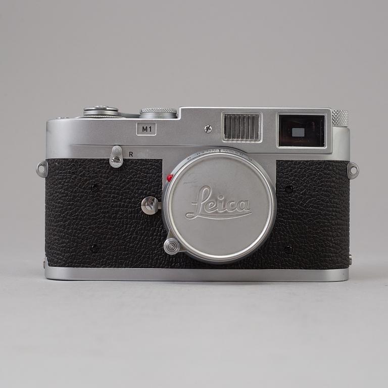 A chrome body Leica M1 no 1102018 from Wetzlar 1964. With Elmar f=5 cm 1:2.8.