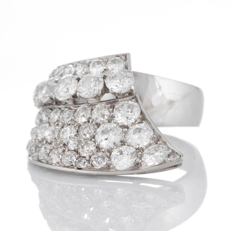 A Tiffany platinum ring set with old-cut diamonds with a total weight of ca 4 cts.