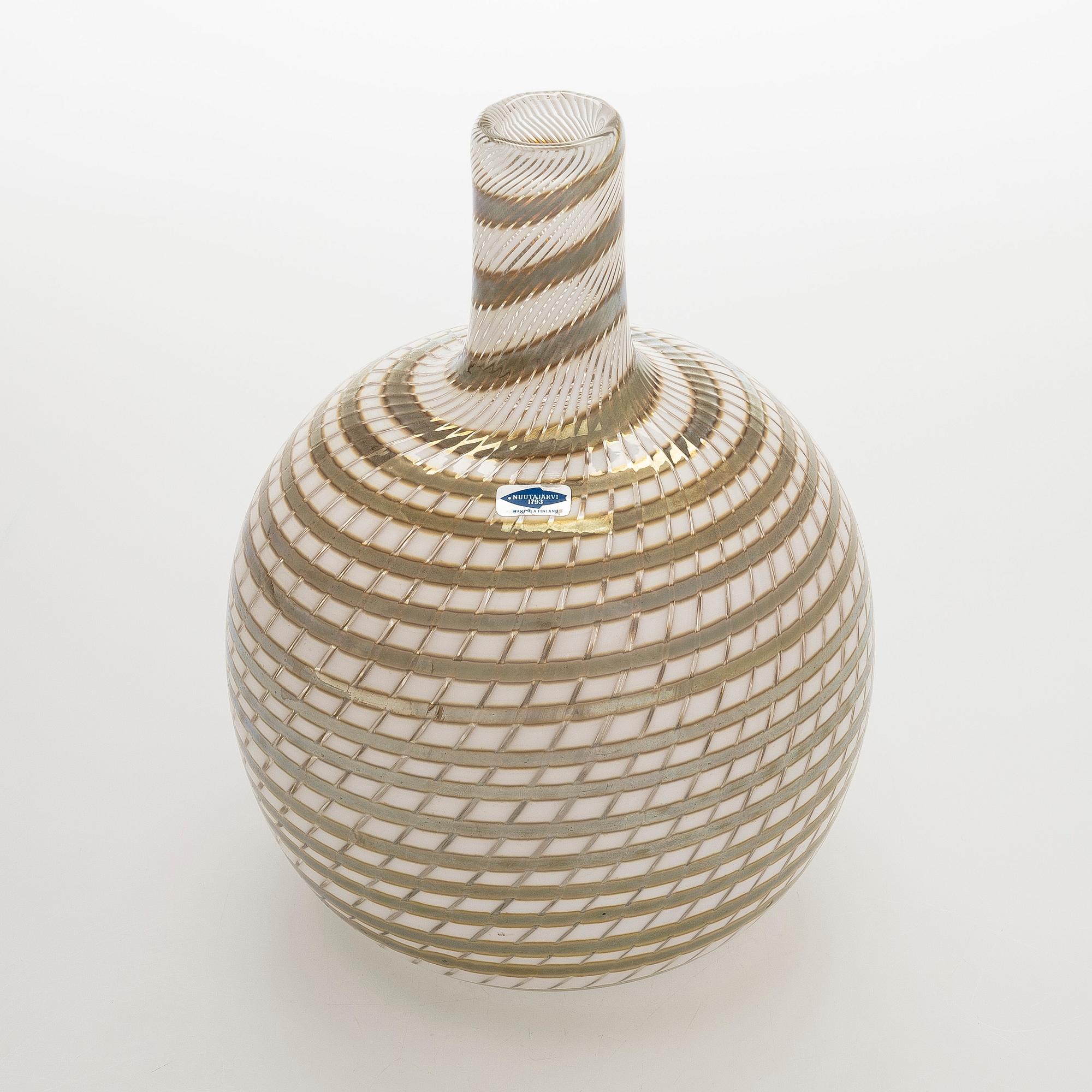 Oiva Toikka, a glass bottle, Pro Arte "Ranta" (Beach) series, signed O. Toikka Nuutajärvi.