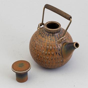 A stoneware tea pot by Stig Lindberg, Gustavsberg.