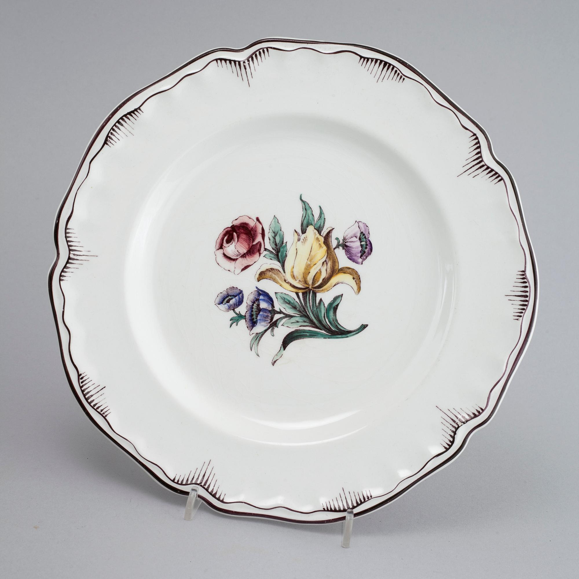 90 pieces of earthenware tableware from Rörstrand, model "Rörstrandia", 1930-56.
