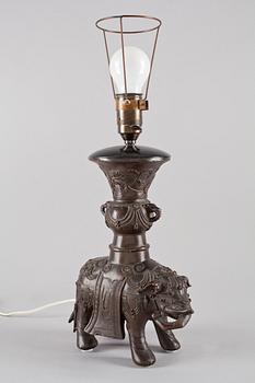 BORDSLAMPA, brons, ostasien, 1900-tal.