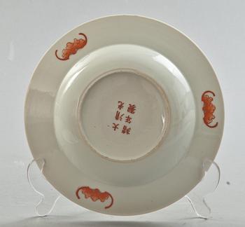 TALLRIKAR, ett par, porslin, Kina, sen Qing, 1900-tal.