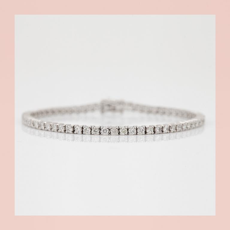 ARMBAND, ett riviére med 62 briljanter, totalt ca 4.88ct.