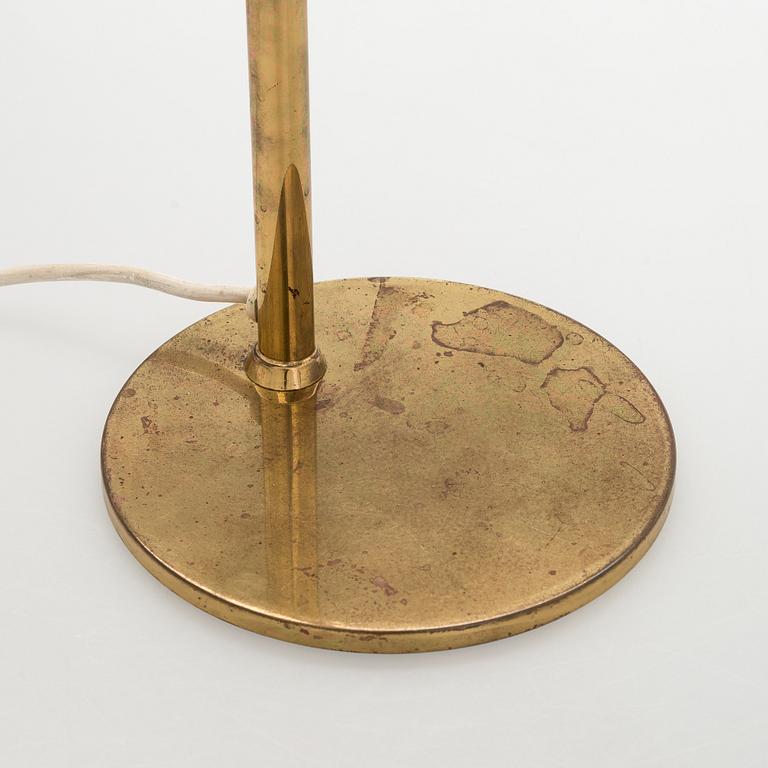 Paavo Tynell, a mid-20th-century  '9227' table lamp for Idman.