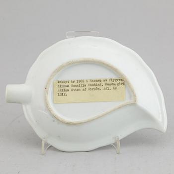 A Chinese famille rose weapon porcelain dish, 20th century.