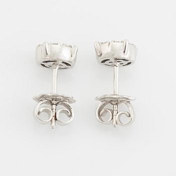 Brilliant cut diamond earrings, total ca 0,47 ct.