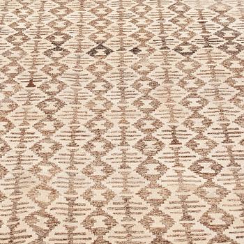 An oriental Kilim, ca 345 x 260 cm.