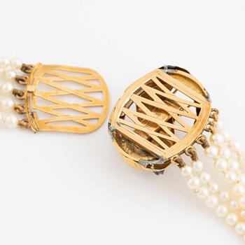 Five strand calibrated cultured pearl necklace, goldclasp with rose cut diamonds.