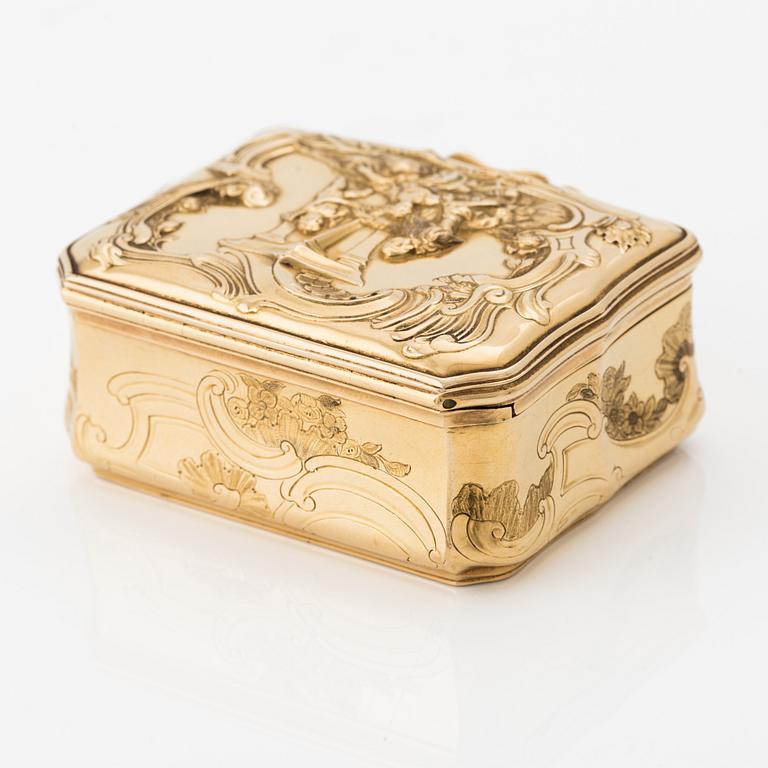 An antique German gold repoussé snuffbox with interior gouache miniature, retailed by Jahn & Bolin, St Petersburg c.1840.