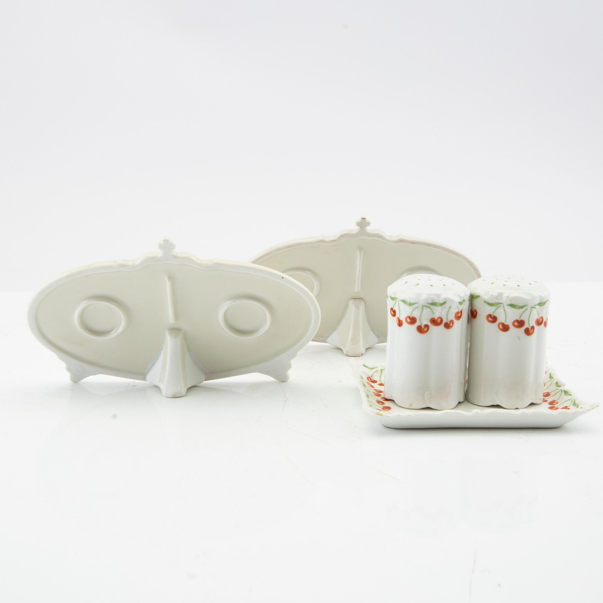 Bordsur samt salt/peppar-set och skyltar 2 st Rosenthal/Kronach Tyskland 1900-talets första hälft, porslin.