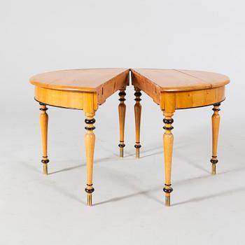 A Neo Renaissance elm table around 1900.