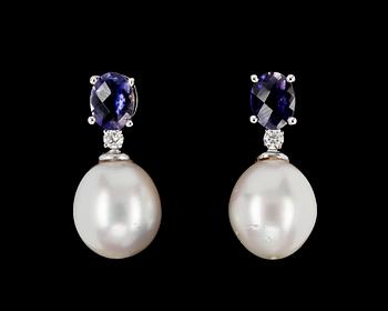 799. EARRINGS, iolites, brilliant cut diamonds and cultured South sea pearls.