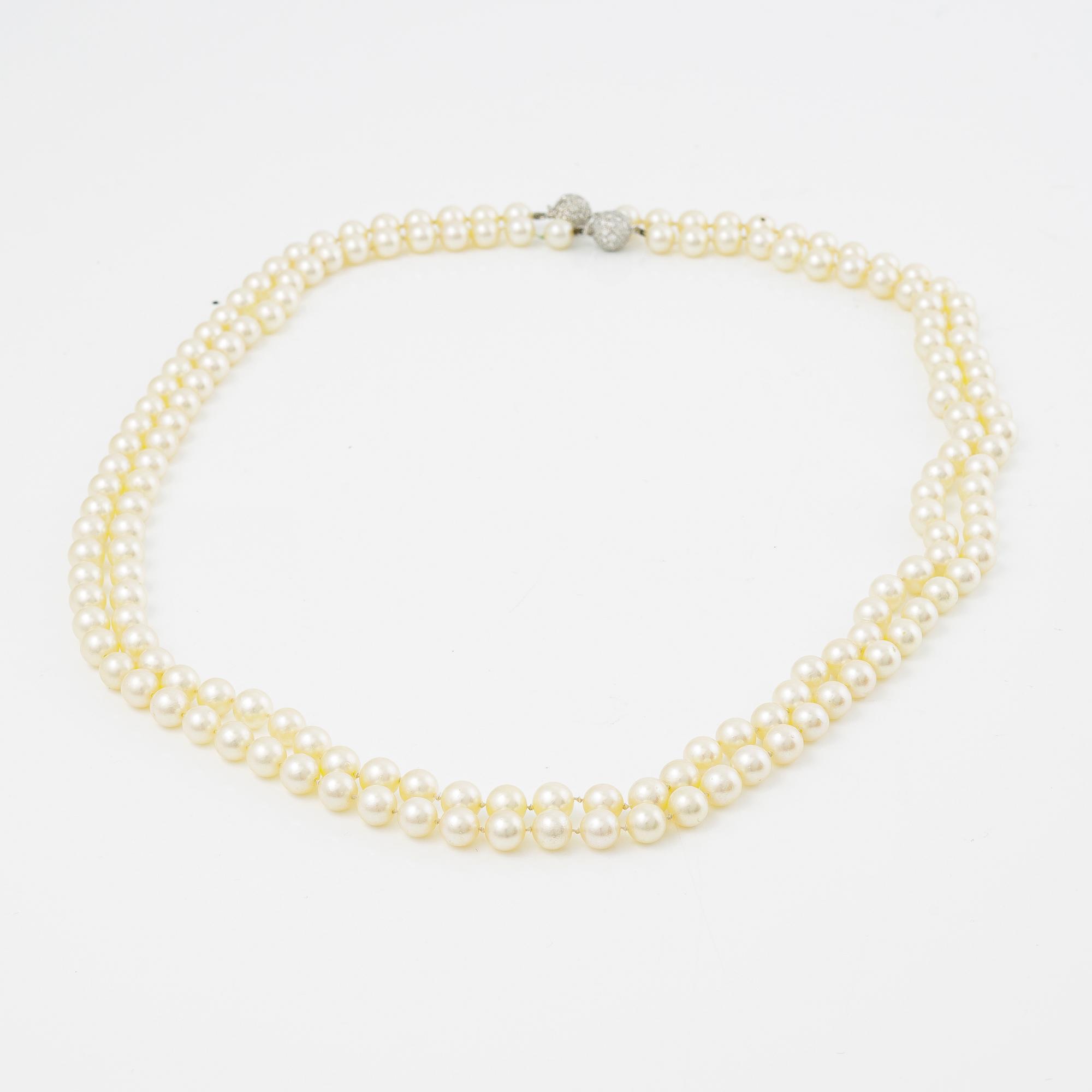Two necklaces of cultured pearls clasp set with round brilliant-cut diamonds, 18K gold.