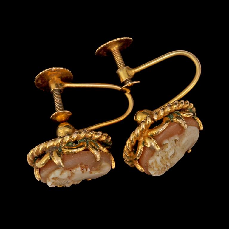 SNÄCKSKALSKAMÉ, 18k guld, Ceson, Göteborg, 1942 samt örhängen, 9k guld, 1900-tal. Tot vikt 28 g.