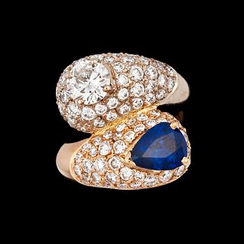 962. RING med droppformad safir samt diamanter tot. 3.4 ct varav den större diamanten 0.80 ct.