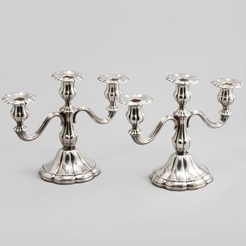 KANDELABRAR, ett par, silver, rokokostil, svenska importstämplar, 1900-talets mitt, total vikt 1164 gram.