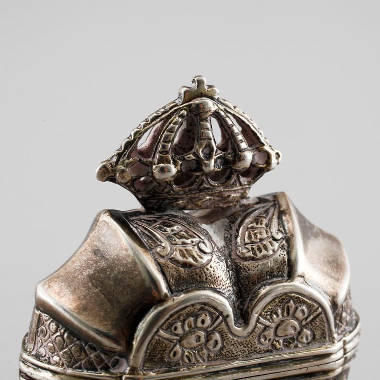 A Swedish 18th century parcel-gilt silver snuffbox, unmarked.