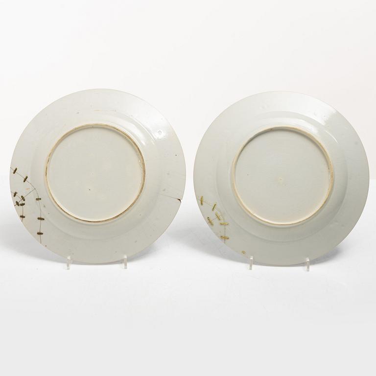 A pair of armorial dinner plates, soft paste, Qing dynasty, 18th century.