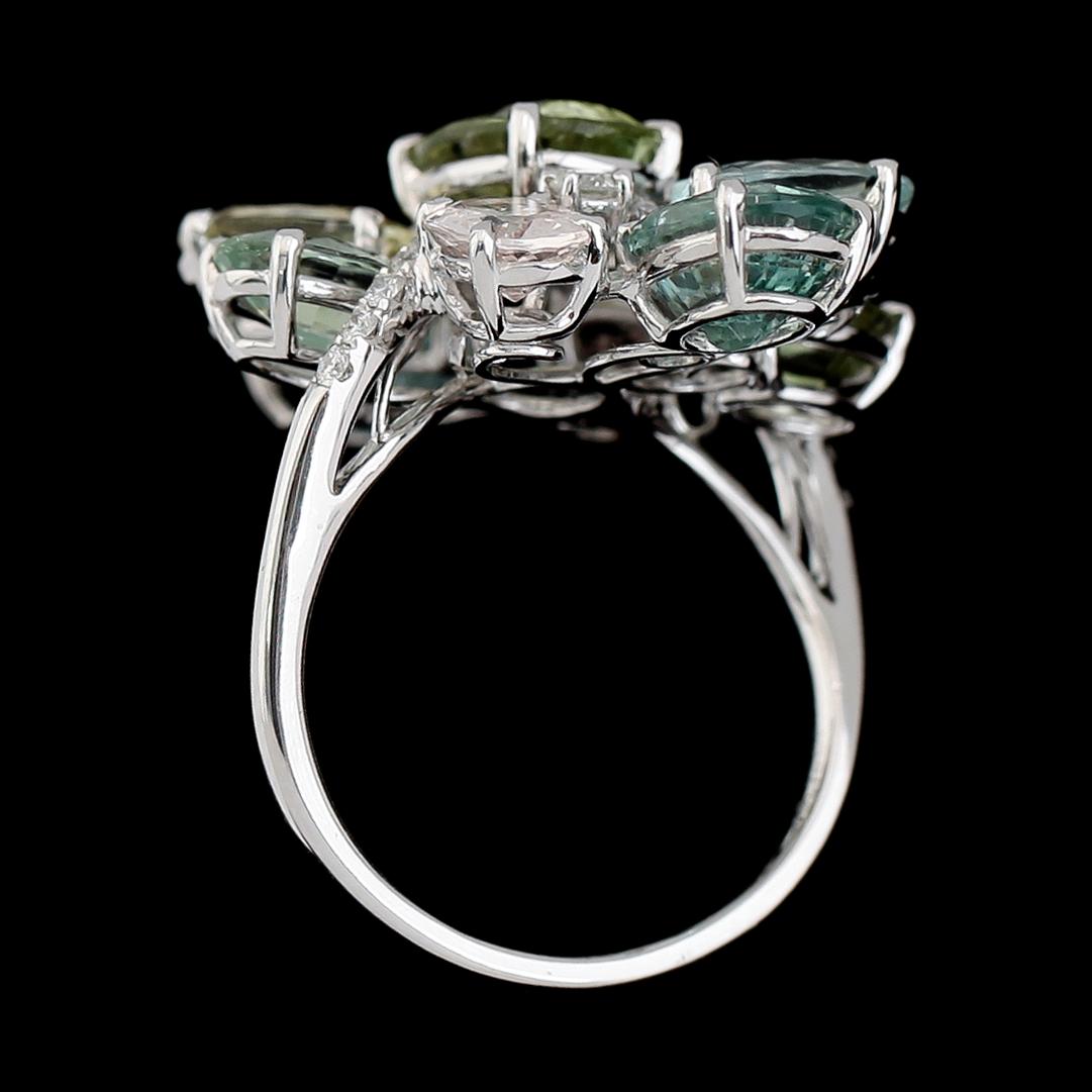 COCKTAILRING, 18K vitguld, diamanter tot ca 0.29 ct, akvamariner tot ca 8.40 ct.